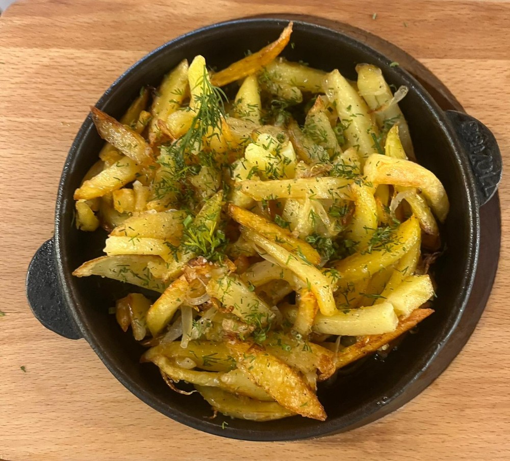 Картопля смажена по домашньому з цибулею та часником