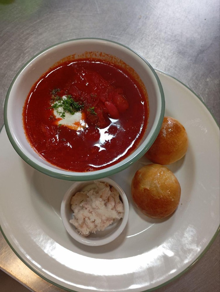 Борщ з салом та пампушками