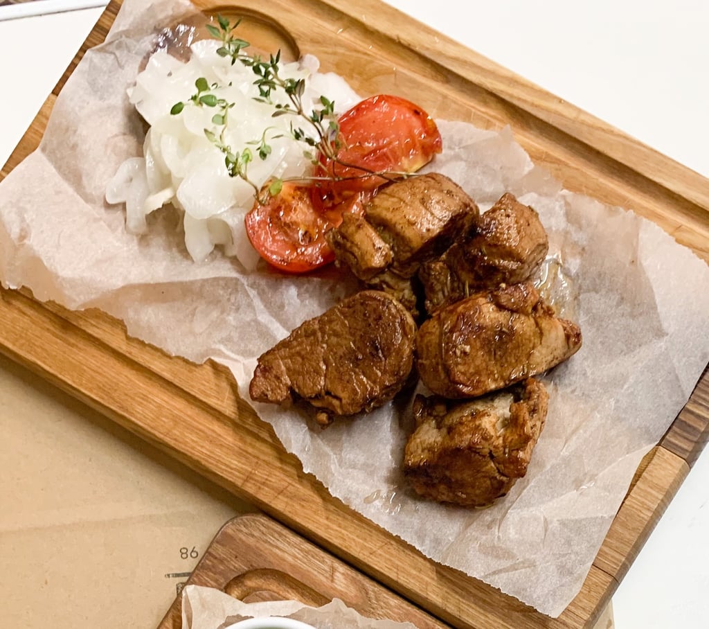 Шашлик зі свинячої вирізки з маринованою цибулею