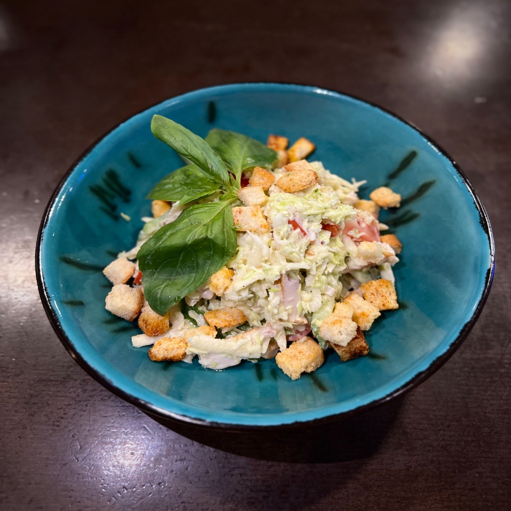 Салат з капустою, куркою, яблуком та овочами