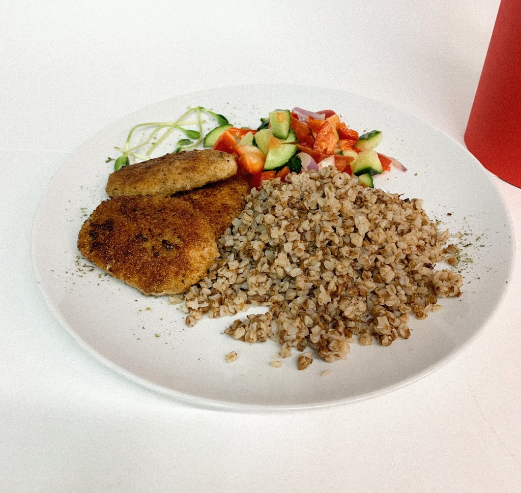 Курячі котлетки з гречкою та свіжими овочами