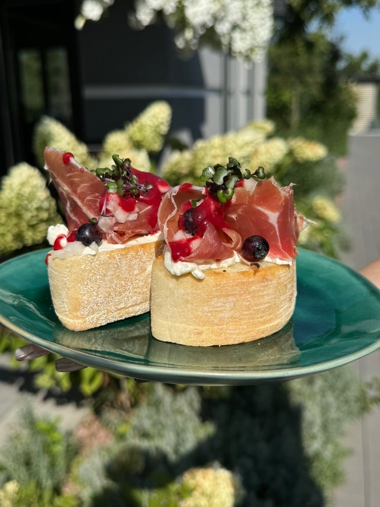 Брускети з хамоном