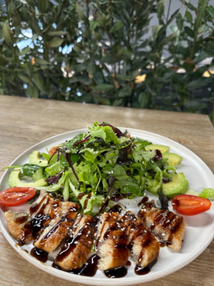 Салат з вугрем,авокадо під горіховим соусом