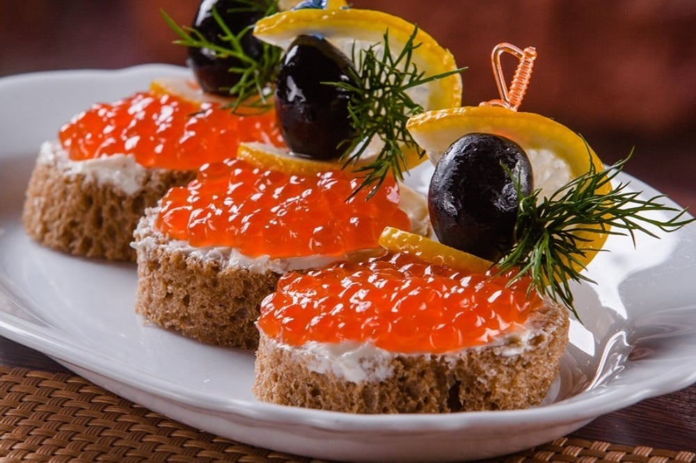 Червона ікра з маслом та запашним хлібом