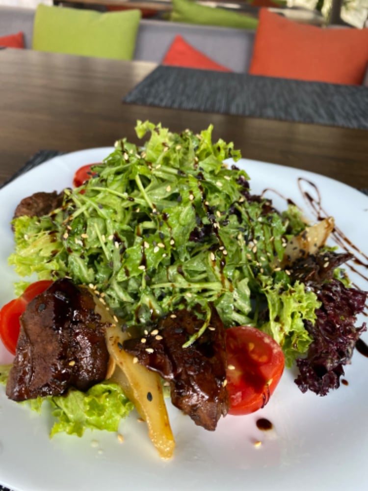 Салат з курячої печінки і карамелізованою грушею