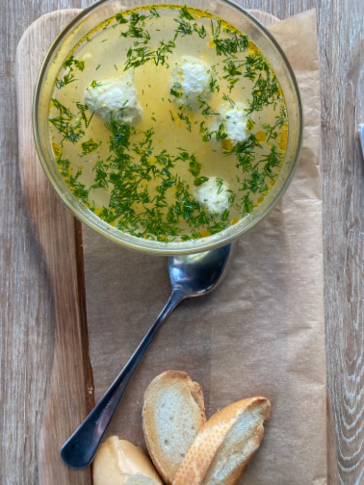 Бульон з фрикадельками