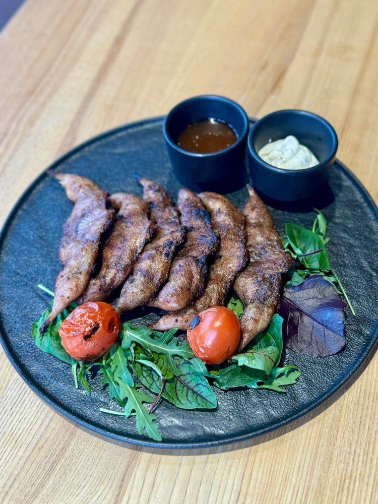 Перепелині стегенця на грилі