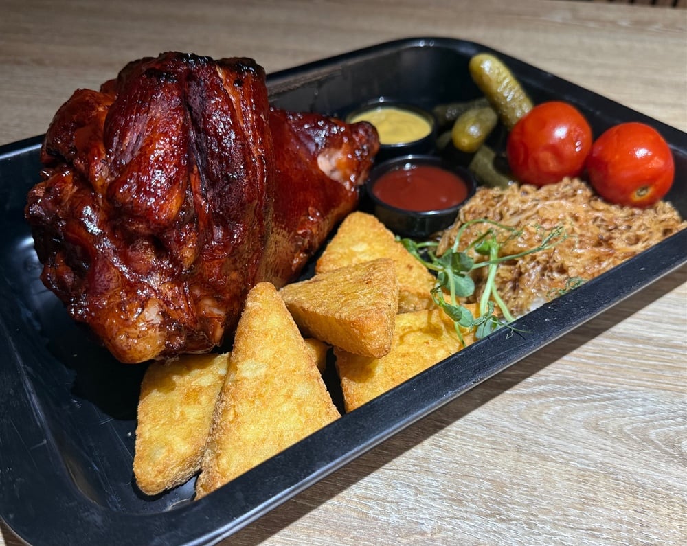 «Айсбан» запечена свина рулька з картоплею по домашньому