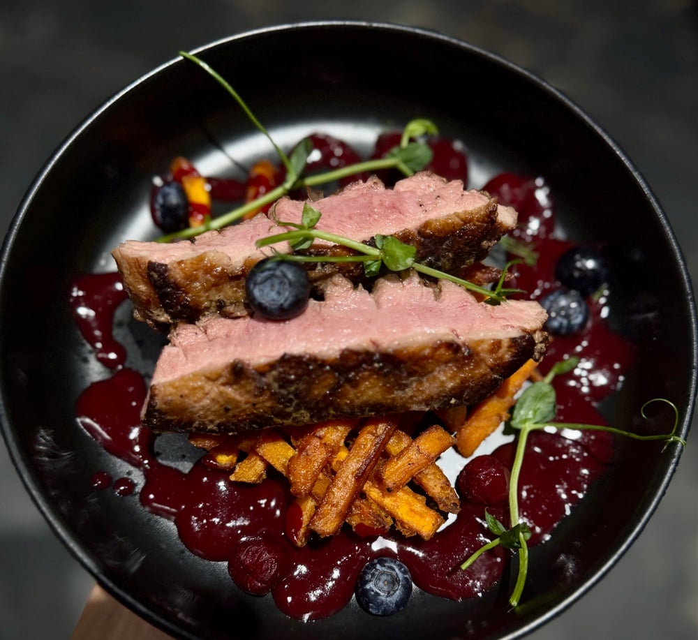 Качина грудка під вишневим соусом