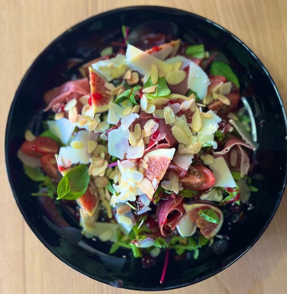 Салат з хамоном та персиком