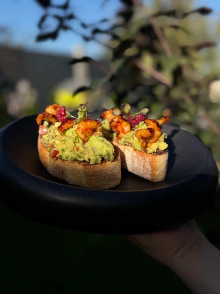 Брускети з гуакамоле і креветкою
