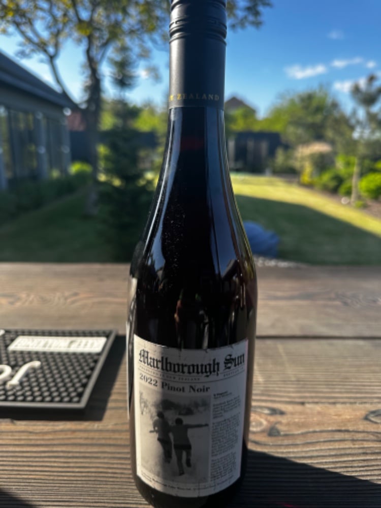 «Marlborough Pinot Noir)» (сухе,червоне), Нова Зеландія 0.75)