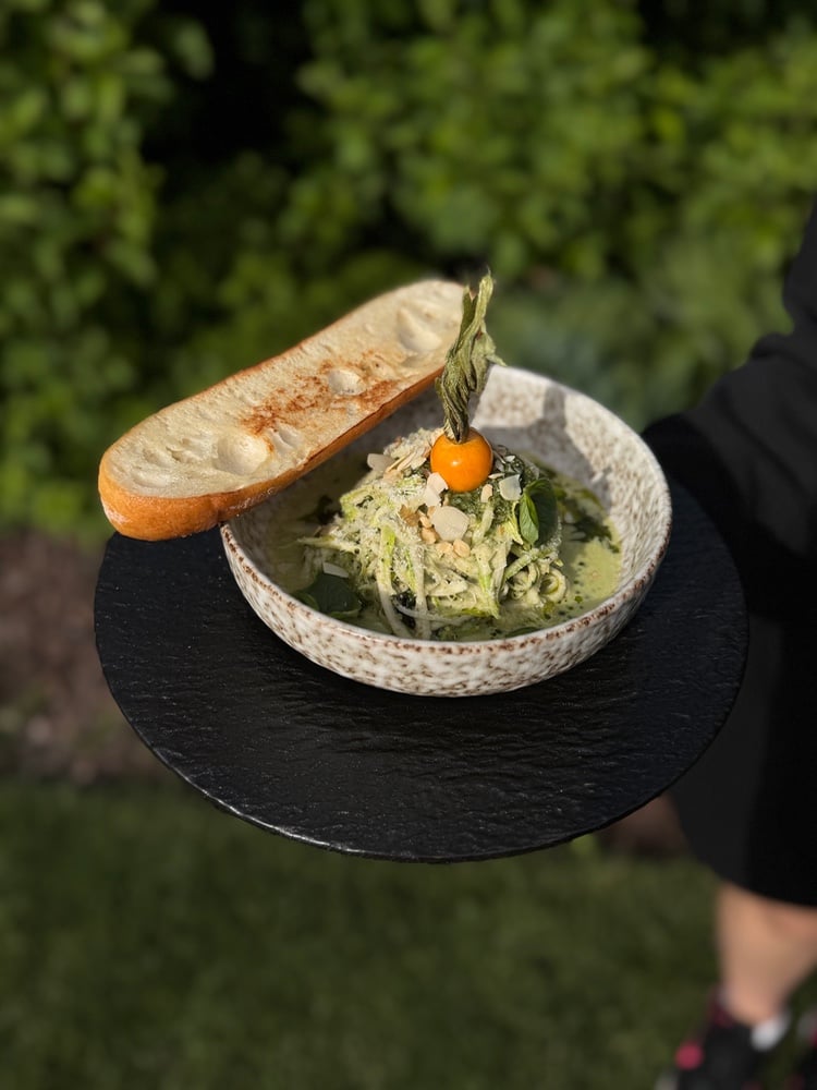 Паста з цукіні, соусом песто та хрусткою чіабатою