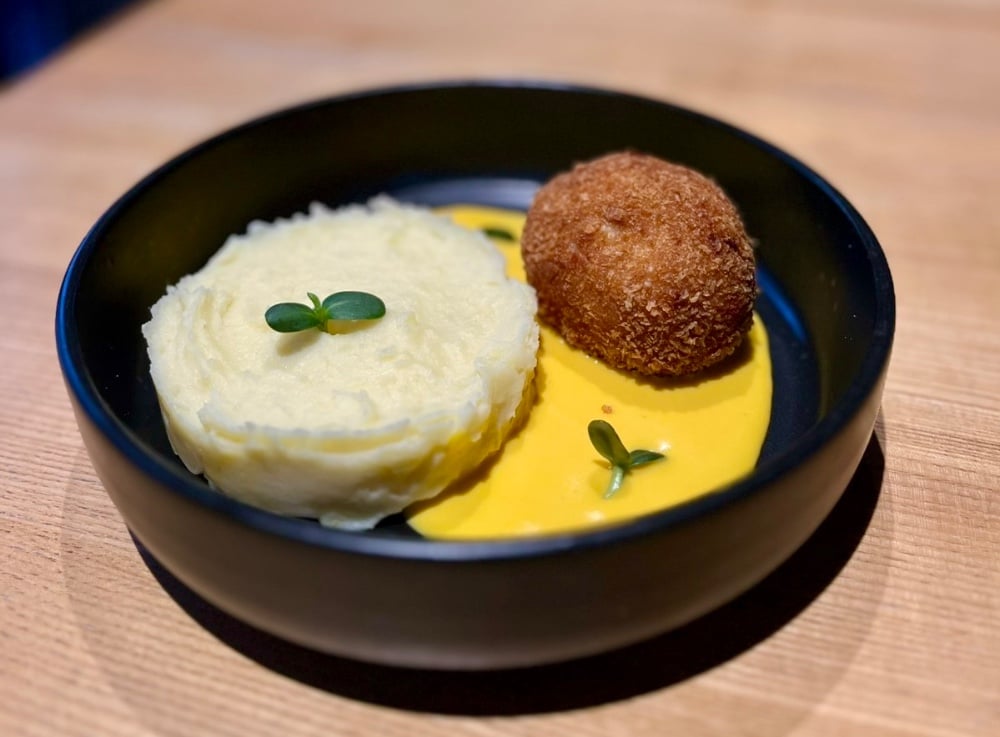 Котлета по-Київськи з гарбузовим соусом та картопляним пюре