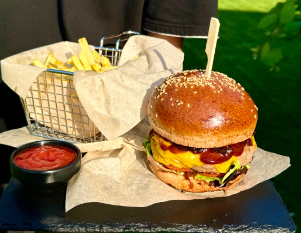 Бургер з карамелізованою цибулею та соусом барбекю