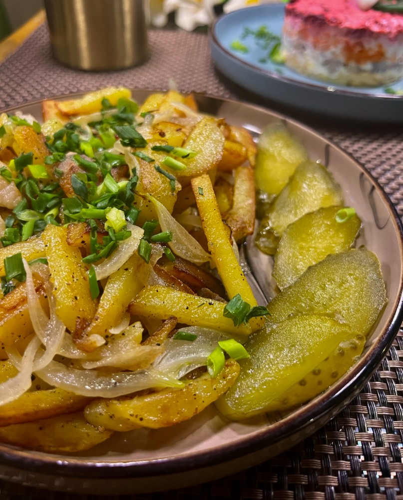 Картопля смажена з салом та цибулею / fried potatoes with lard and onions