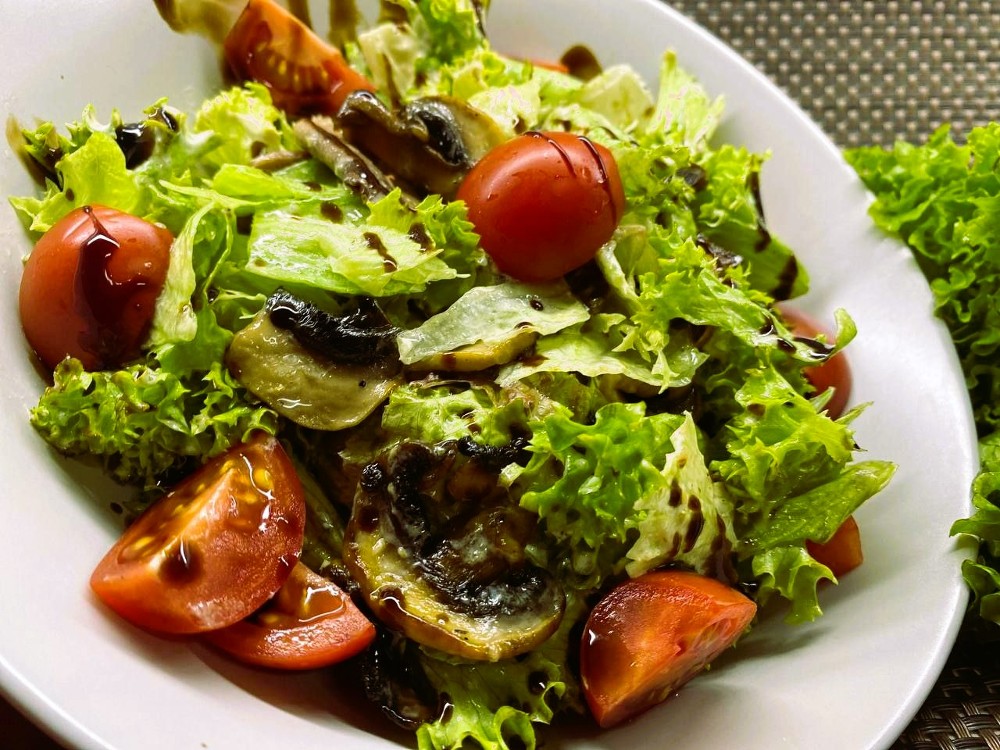 Салат Фаворит з язиком та печерицями/Salad Favorite with tongue and mushrooms