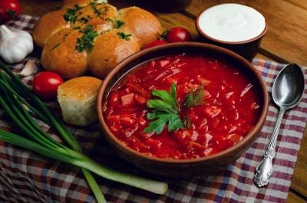 Борщ з пампушками та салом