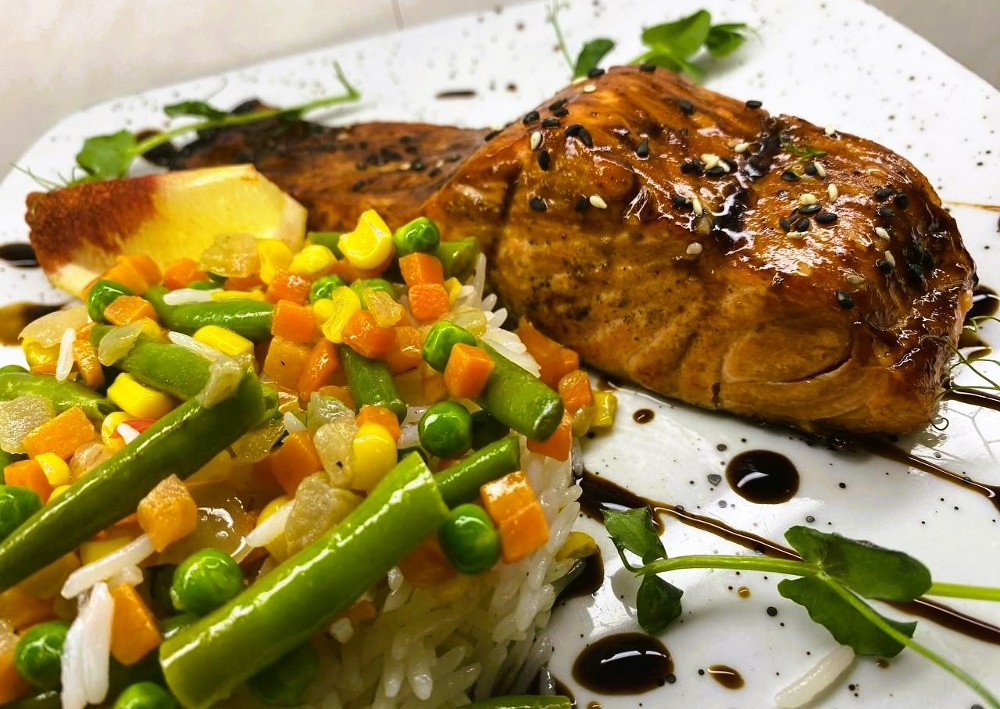 Лосось смажений на грилі під соусом унагі з рисом та овочами/Grilled salmon with unagi sauce with rice and vegetables