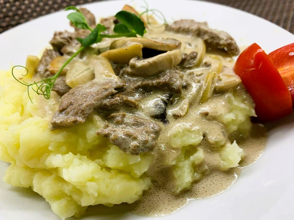 Бефстроганов зі свинини у вершковому соусі з картоплею/Beef Stroganoff with pork in cream sauce with mashed potatoes