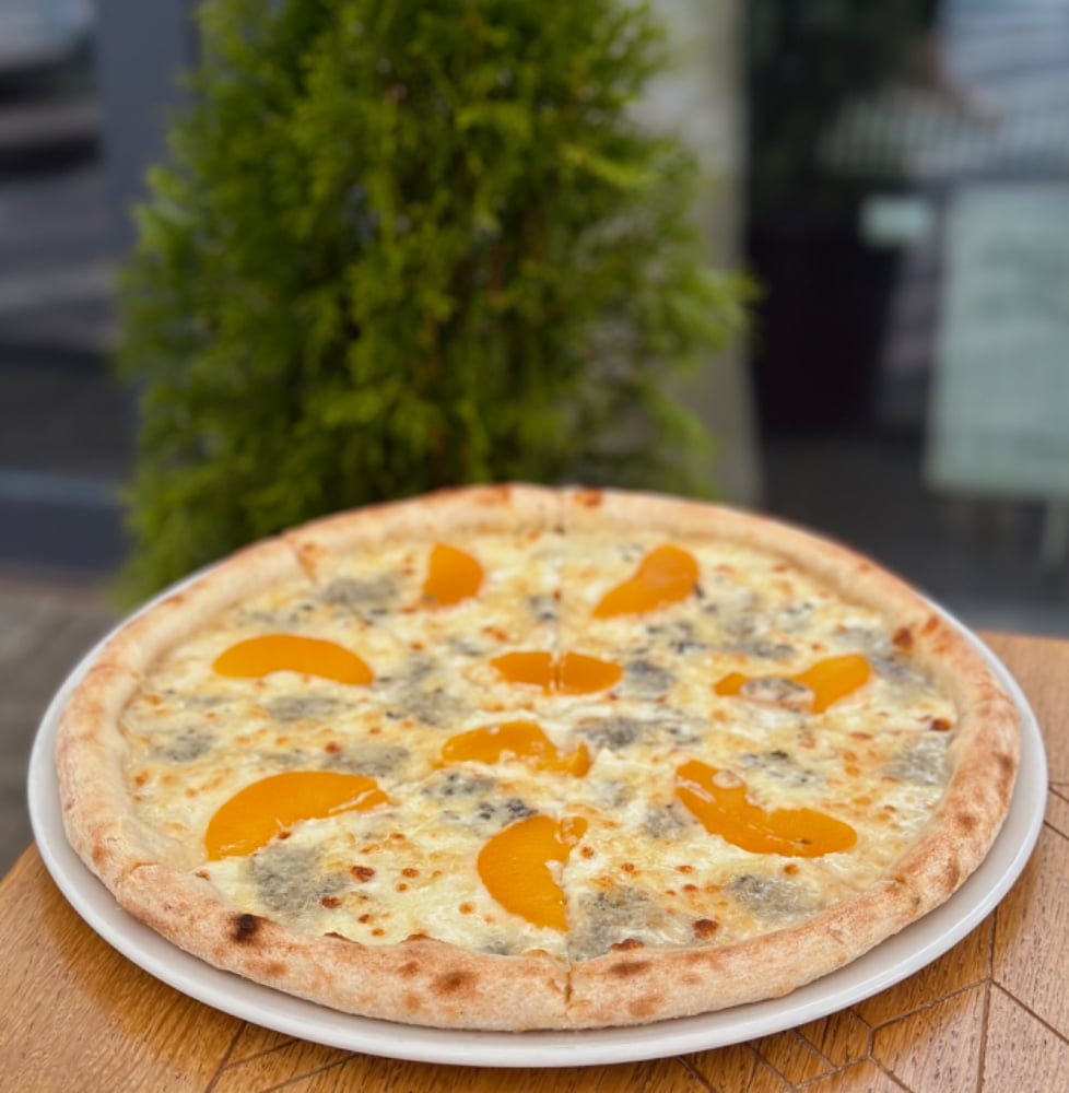 Піца Кватро Формаджі з персиком
