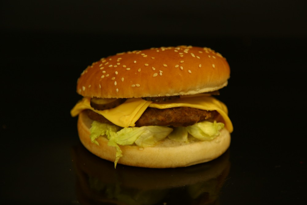 Чізбургер Лайт 270 грам (Ароматна булочка, сир чеддер, смачна котлета з яловичини, айсберг, помідори, соус)