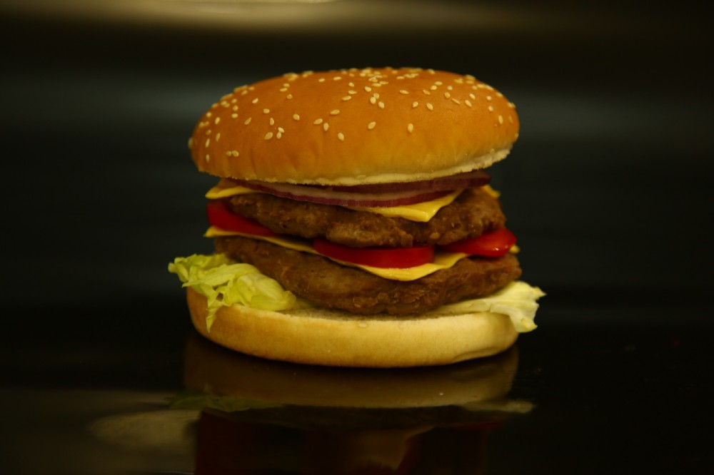Дабл Чізбургер з яловичиною 410 грам ( Ароматна булочка, 2 смачні котлети з яловичини, сир чеддер, айсберг, помідори, цибуля, соус)