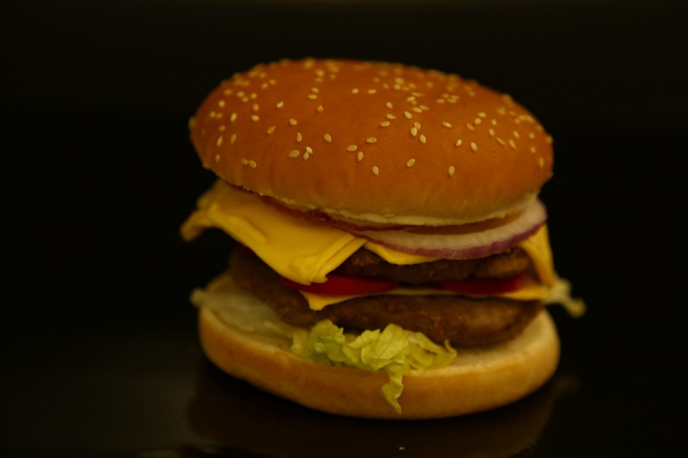 Чізбургер 300 грам (Ароматна булочка, сир чеддер, смачна котлета з яловичини, айсберг, помідори, цибуля, соус)