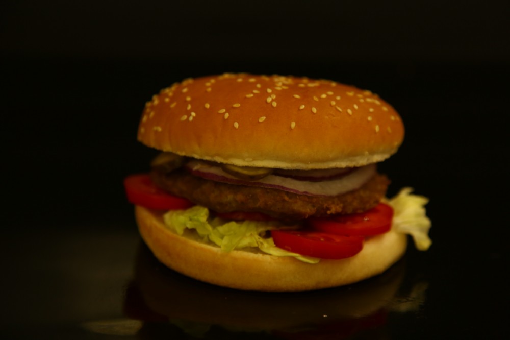 Бургер 290 грам ( Ароматна булочка, смачна котлета з яловичини, айсберг, солоні огірочки, помідори, цибуля, соус)