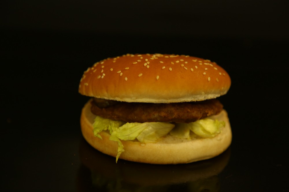 Бургер Лайт 260 грам ( Аромтна булочка, смачна котлета з яловичини, айсберг та солоні огірочки, соус)