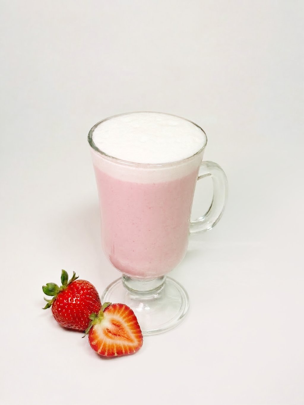 Молочний коктейль полуничний
