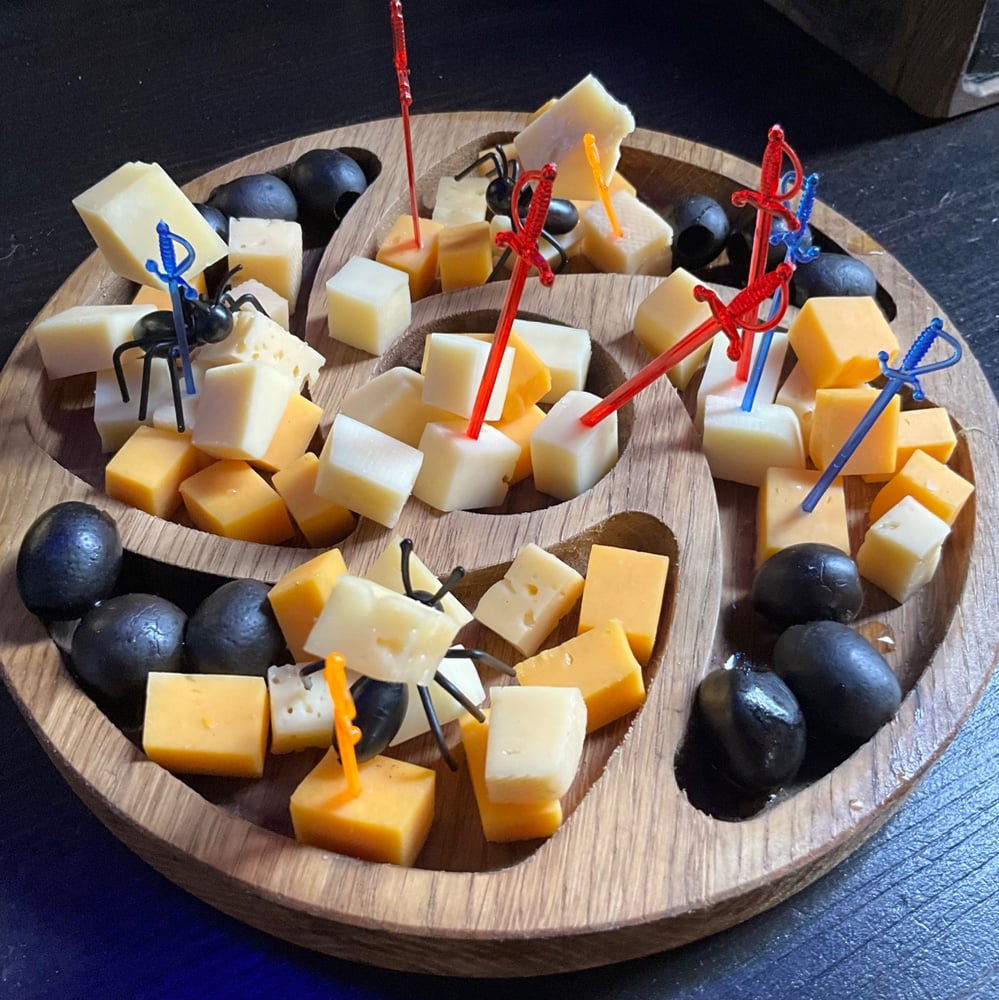 Сирна тарілка  з маслинами та оливками