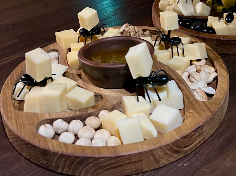 Сирна тарілка з медом та горіхами