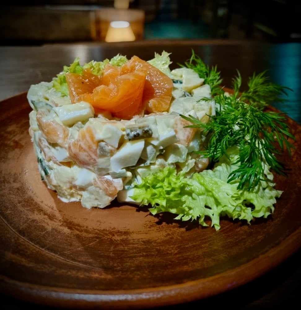 Салат «Олівʼє» з лососем