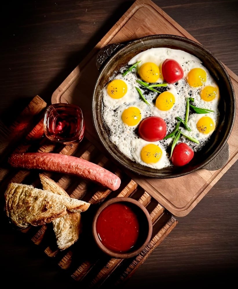 Яєчня по мисливські з колбаскою із дичини