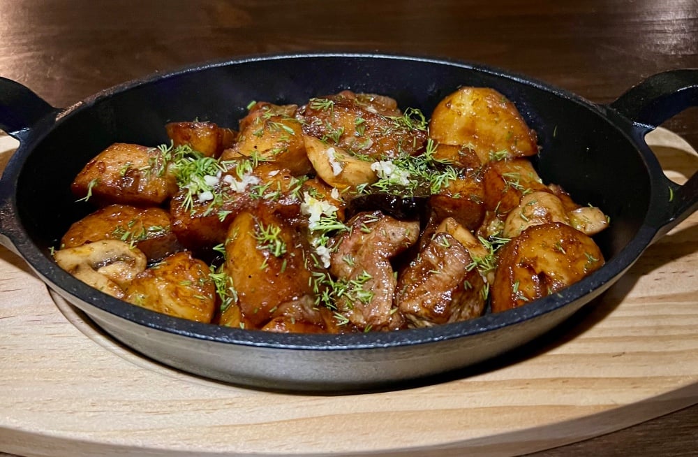 Пательня зі свинини з чорносливом та грибами