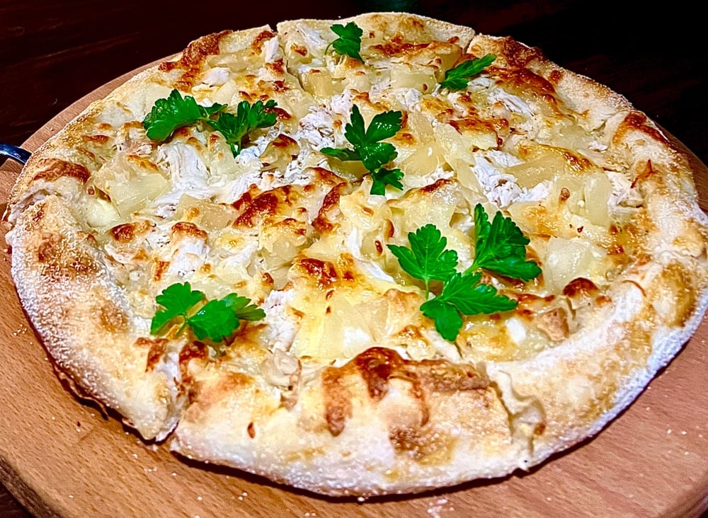 Піца курка та ананас