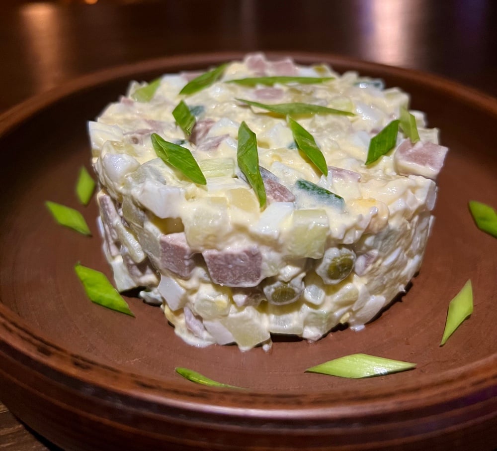 Салат «Олівʼє» з язиком