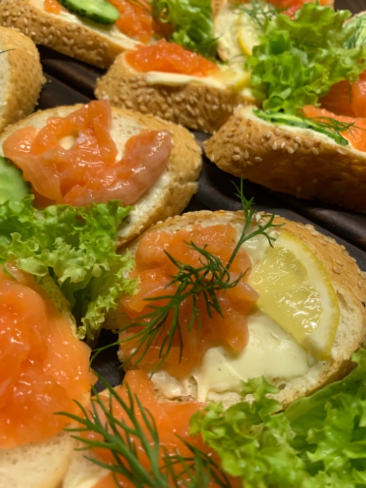Бутерброд зі слабосолоним лососем
