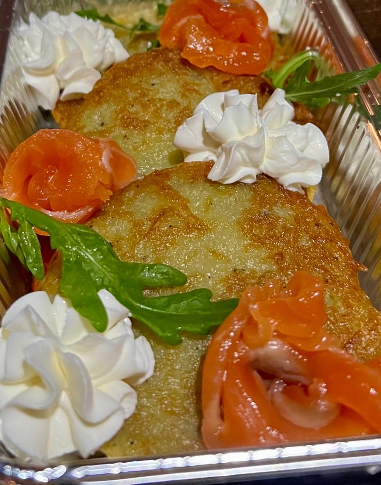 Деруни з червоною рыбою та крем сиром