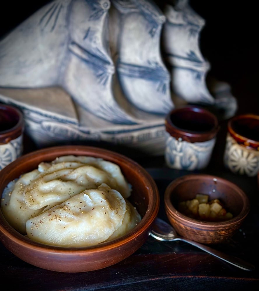 Вареники з мʼясом та сметаною