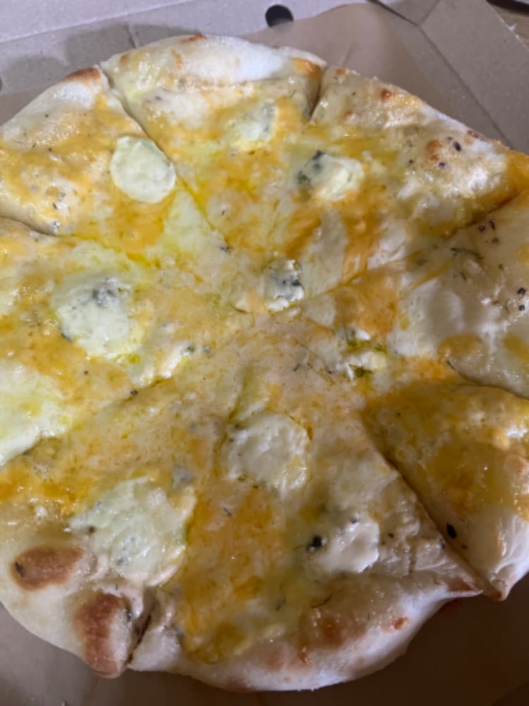 Піца чотири сири