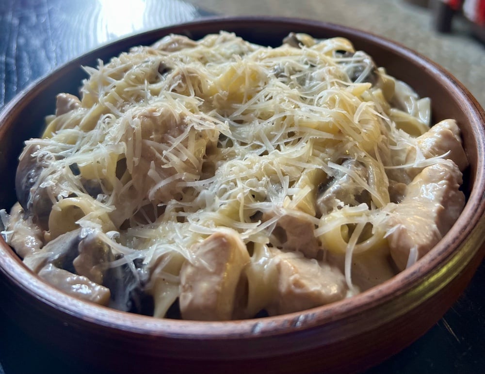 Паста з куркою та грибами