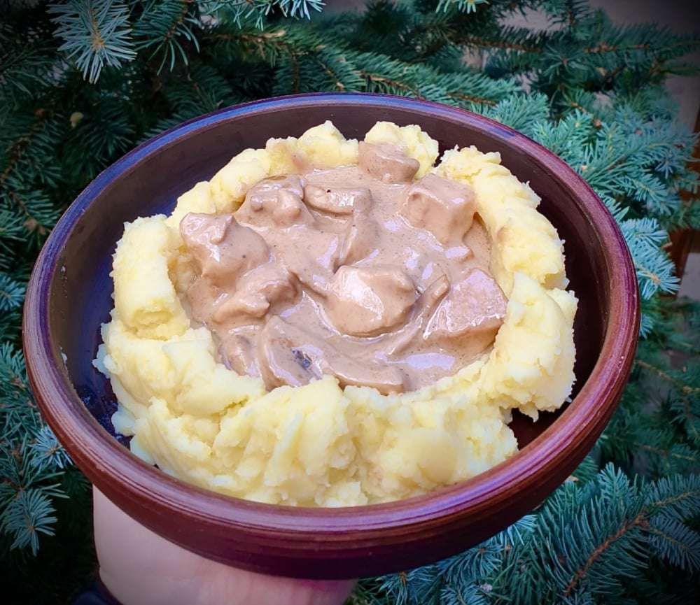 Картопляне пюре з куркою та грибами у сметаному соусі