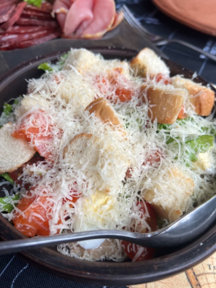 Салат «Цезар» з червоною рибою