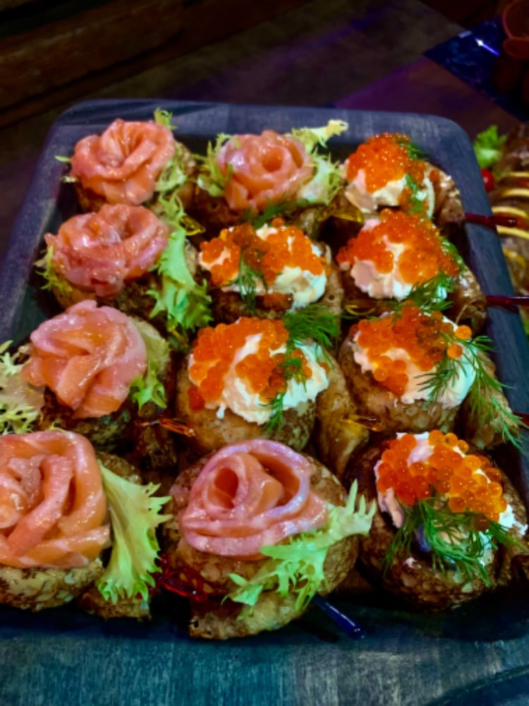 Млинці з червоною ікрою