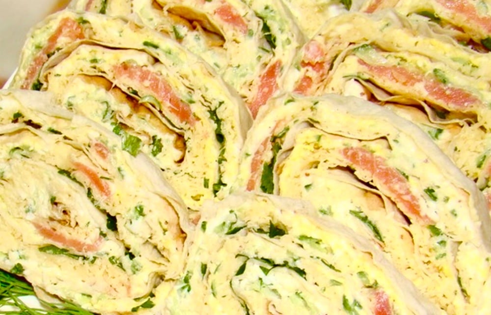 Рулет із лаваша /слабосолений лосось,сулугуниі,огірок,яйце/