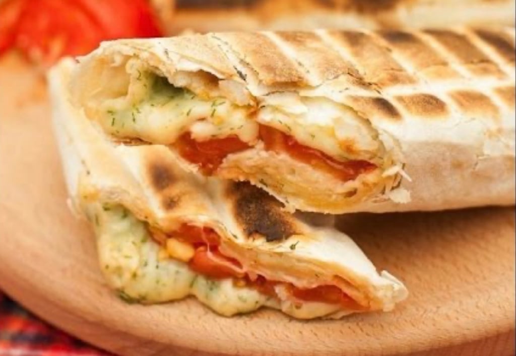 Лаваш із сулугуні,зеленню та томатами