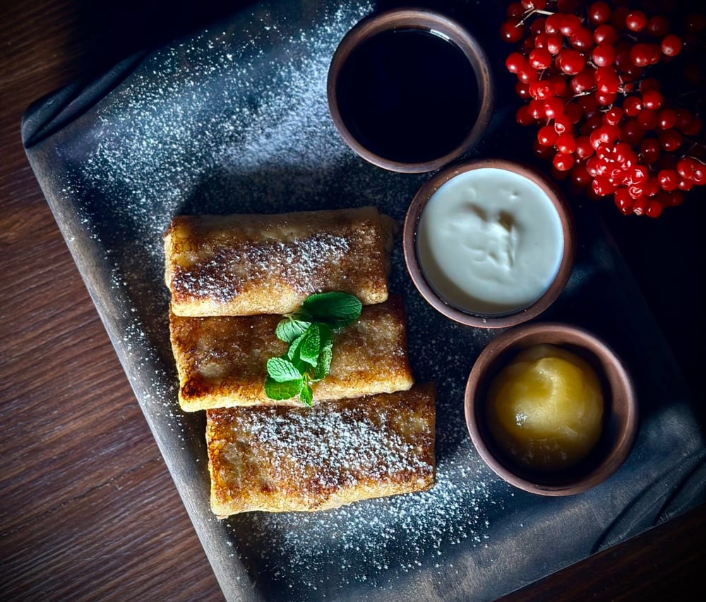 Млинці з сирковою масою та сметаною