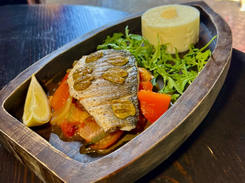 Сібас з овочами та пюре